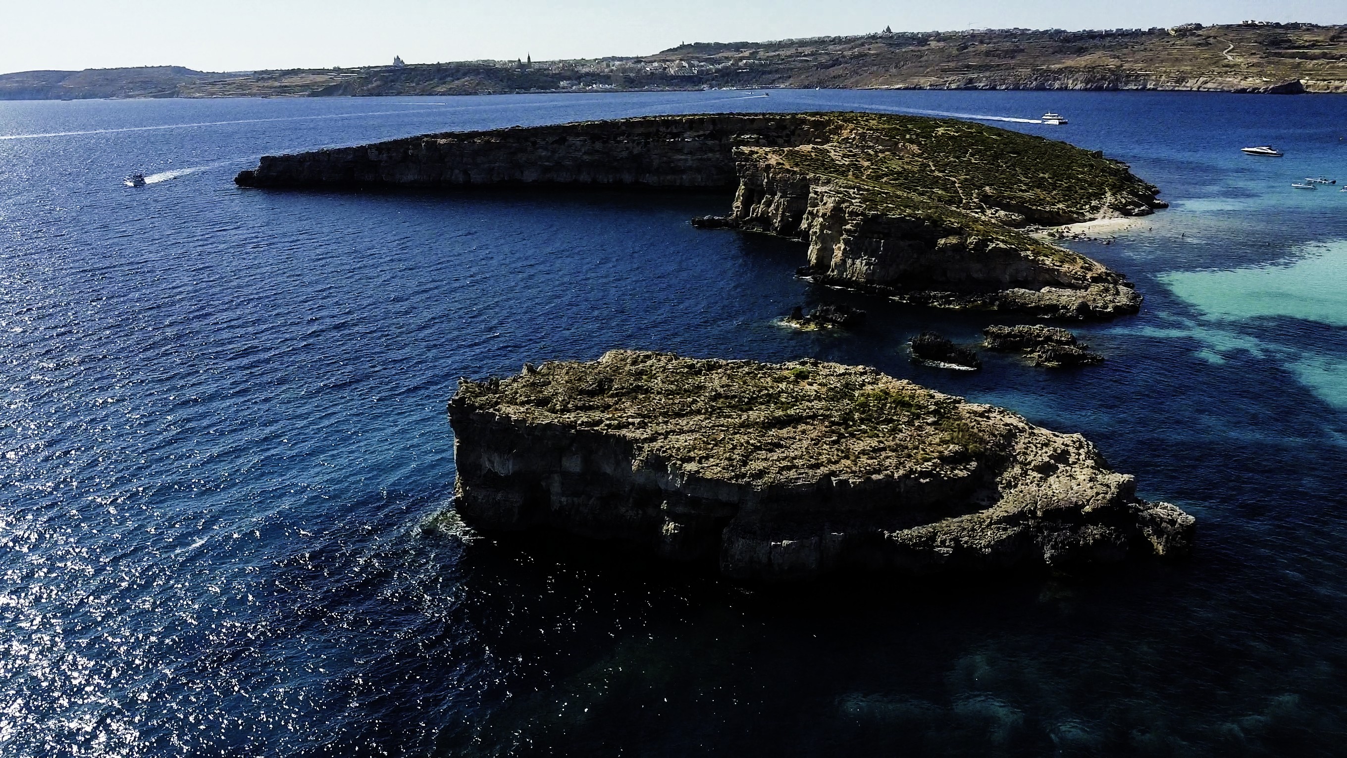 Comino — Channel Close-Up